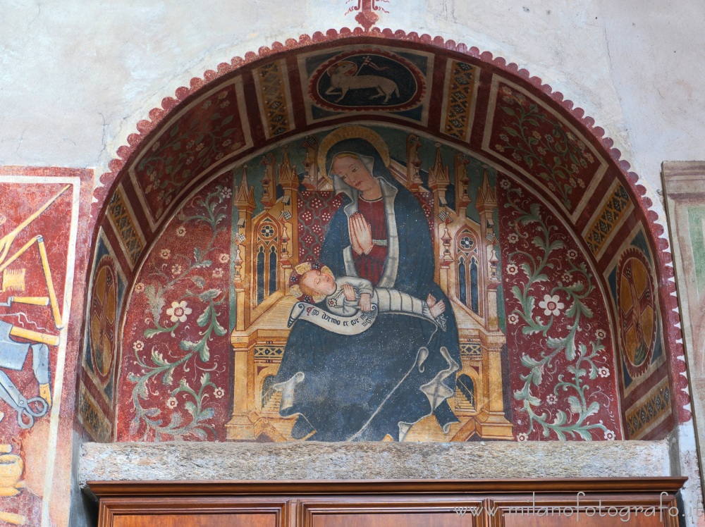 Biella - Affresco di Madonna in trono con bambino nel Duomo di Biella